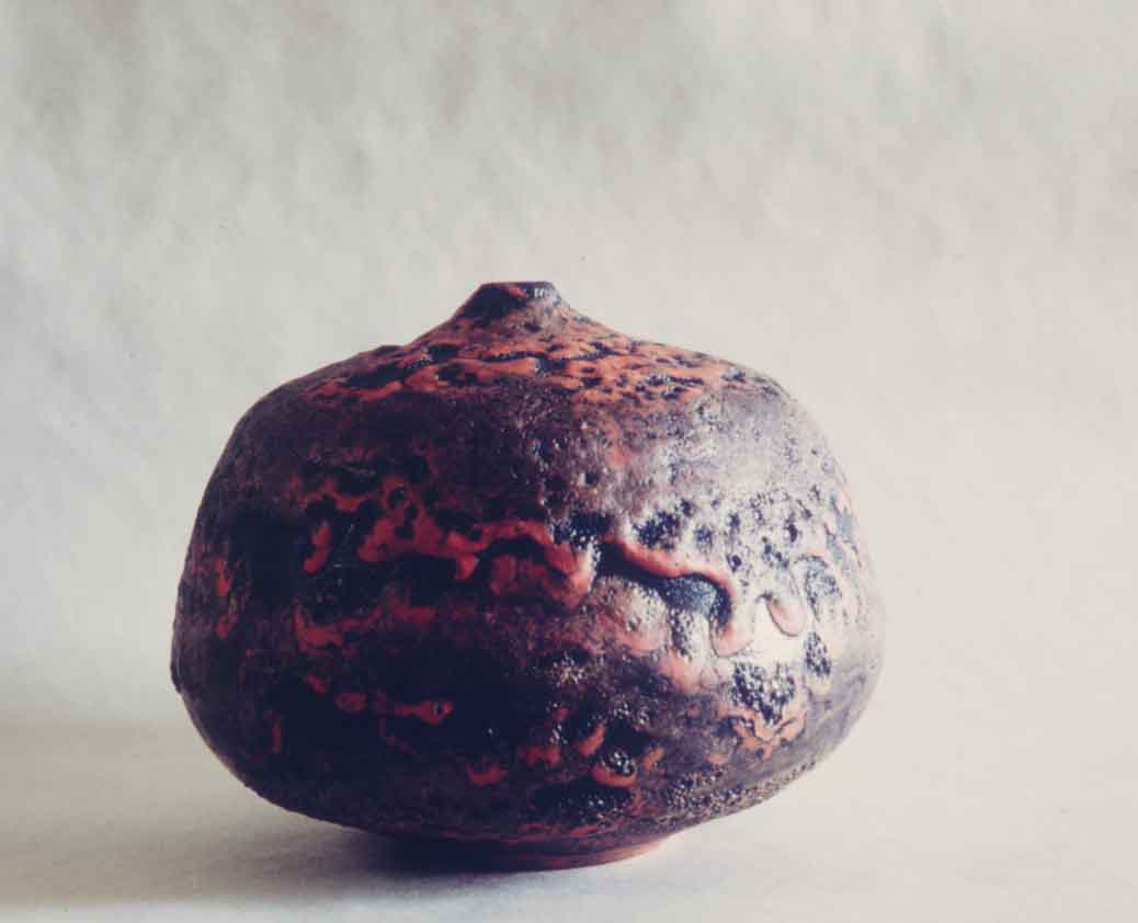 Short neck red vase